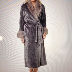 Adrienne Landau Robe- faux fur trim